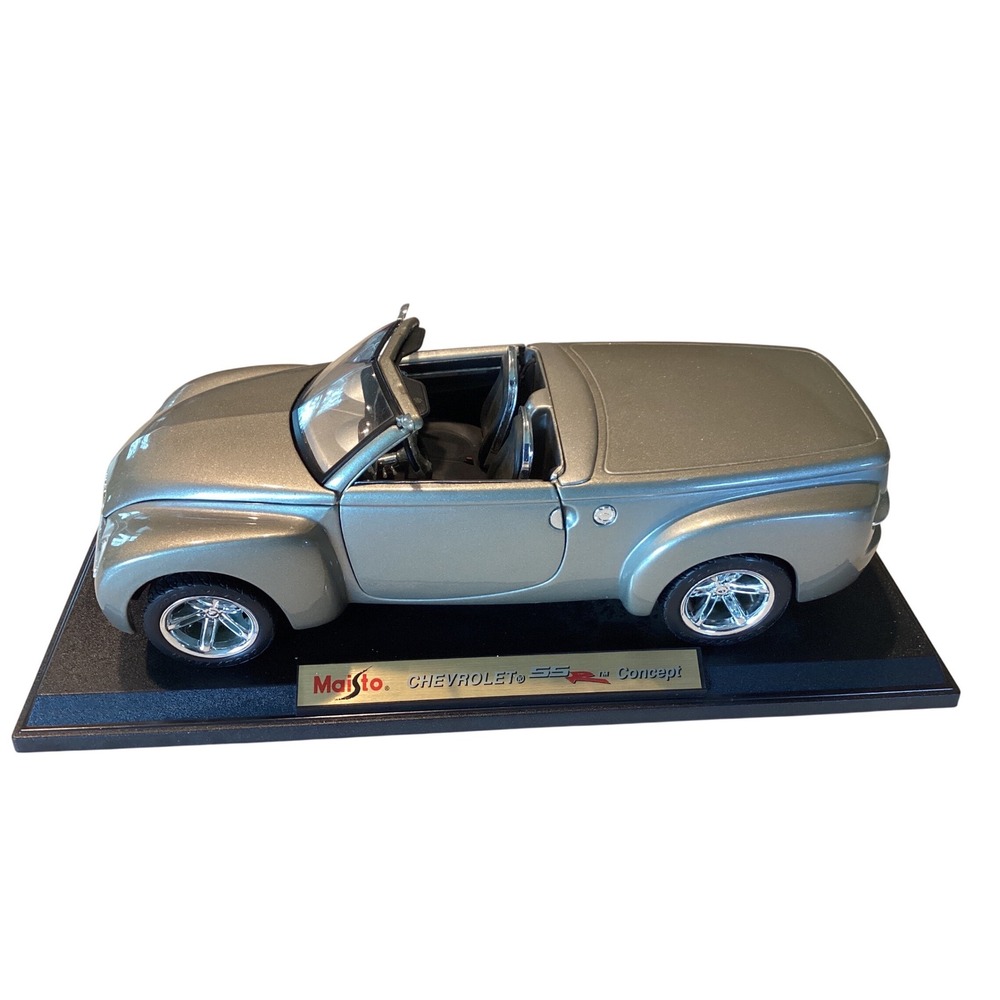 Maisto Chevrolet SSR Concept Diecast 1:18 Scale Metallic Pewter Silver Model Car